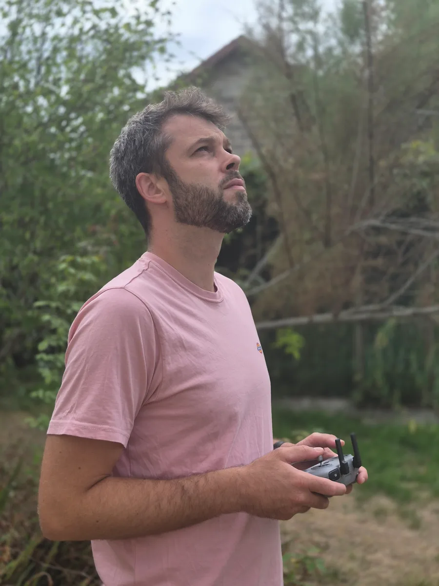 Antoine Duvivier, télépilote certifié DGAC de HBC Drone Solutions, aux commandes de son drone en Béarn