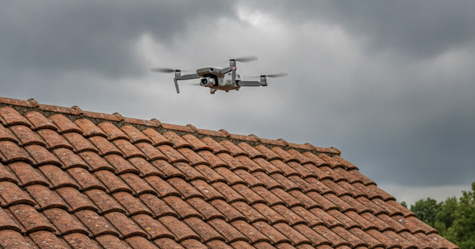 Drone DJI Mini 4 Pro en inspection de toiture après un épisode de grêle dans le Béarn